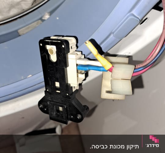 חיבור חשמלי עם חוטים צבעוניים במכשיר חשמלי